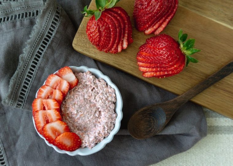 Strawberry Creme Overnight Oats – A Great Grab and Go Breakfast